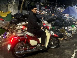 Heboh Foto Walkot Jogja Hasto Cek Sampah di Sela Retret, Ternyata...
