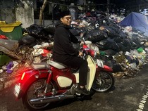 Heboh Foto Walkot Jogja Hasto Cek Sampah di Sela Retret, Ternyata...