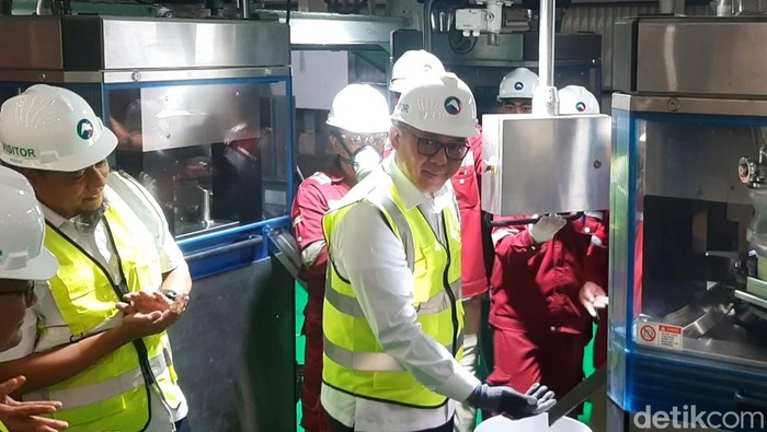 Wamen Investasi dan Hilirasi Todotua Pasaribu, saat melakukan produksi perdana di PT Katalis Sinergi Indonesi