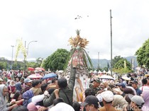 Meriahnya Kirab Hari Jadi Banjarnegara, Warga Antusias Berebut Gunungan