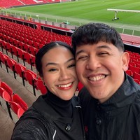 Penyanyi Yura Yunita dan suaminya, Donne Maula, tengah bertolak ke Inggris. Di sana keduanya tampak nonton pertandingan bola Manchester United hingga berkunjung ke Old Trafford Stadium. Foto: Instagram/@yurayunita