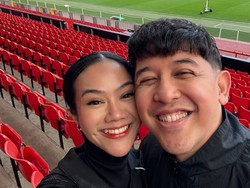Foto Yura Yunita Kunjungi Old Traffod, Pakai Jersey MU Yura Yunited
