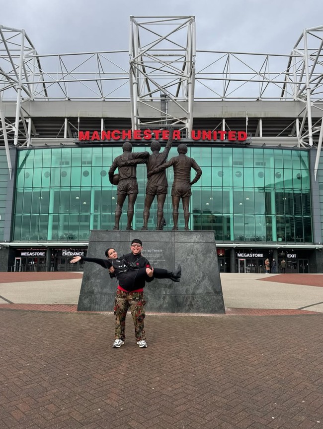 Diketahui suami Yura sendiri memang merupakan fans garis keras Manchester United. Bahkan karena hal itu, Yura memiliki kisah menarik tersendiri terkait dengan kesukaan suaminya tersebut. Foto: Instagram/@yurayunita