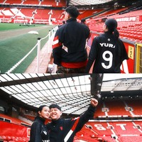 Dalam podcast Raditya Dika, Yura sempat mengungkapkan bahwa ibunya ternyata sampai diam-diam berdoa agar putrinya itu ikut menyukai MU, seperti Donne. Bukan tanpa alasan, hal itu dikarenakan sang bunda sempat mengira hubungan rumah tangga Yura dan Donne jadi terganggu karena hal tersebut. Foto: Instagram/@yurayunita