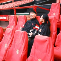 Sebagai orang awam yang bukan penggemar sepak bola, Yura memang kerap menjahili suaminya. Video-video kocaknya saat menjahili sang suami terkait klub sepak bola kesukaan suaminya itu kerap diunggah ke akun Instagramnya. Foto: Instagram/@yurayunita