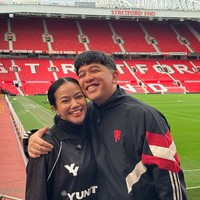 Karena kesukaan suaminya dengan MU, nama Yura kerap diplesetkan menjadi Yura Yunited. Istilah tersebut merujuk pada klub sepak bola Manchester United. Bahkan saat berkunjung ke Old Trafford Stadium, Yura terlihat tampil mengenakan jersey hitam Manchester United dengan nama Yura Yunited. Foto: Instagram/@yurayunita