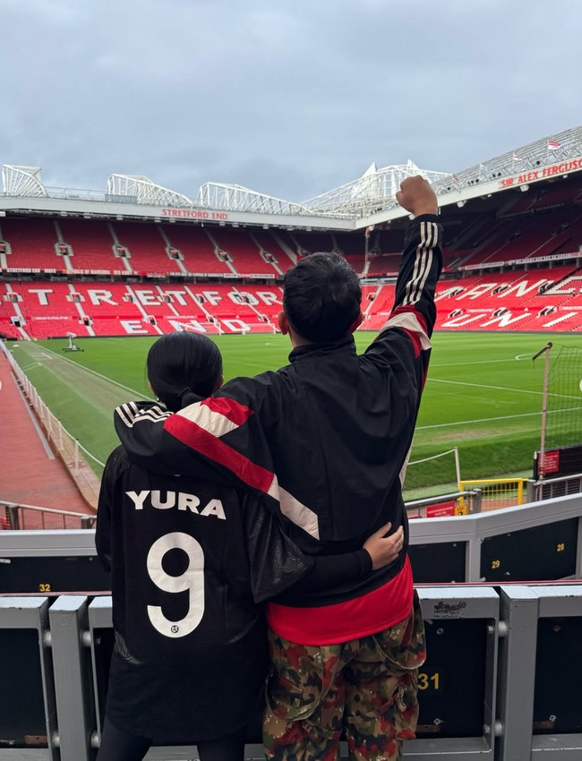 Terlihat sang suami yang begitu bahagia bisa berkunjung langsung ke kandang MU. Sebagai fans garis keras, Donne bahkan diketahui sempat sampai sakit saat klub sepak bola kesukaannya itu kalah. Foto: Instagram/@yurayunita