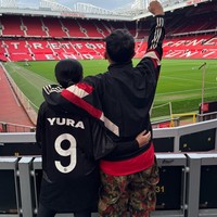 Terlihat sang suami yang begitu bahagia bisa berkunjung langsung ke kandang MU. Sebagai fans garis keras, Donne bahkan diketahui sempat sampai sakit saat klub sepak bola kesukaannya itu kalah. Foto: Instagram/@yurayunita