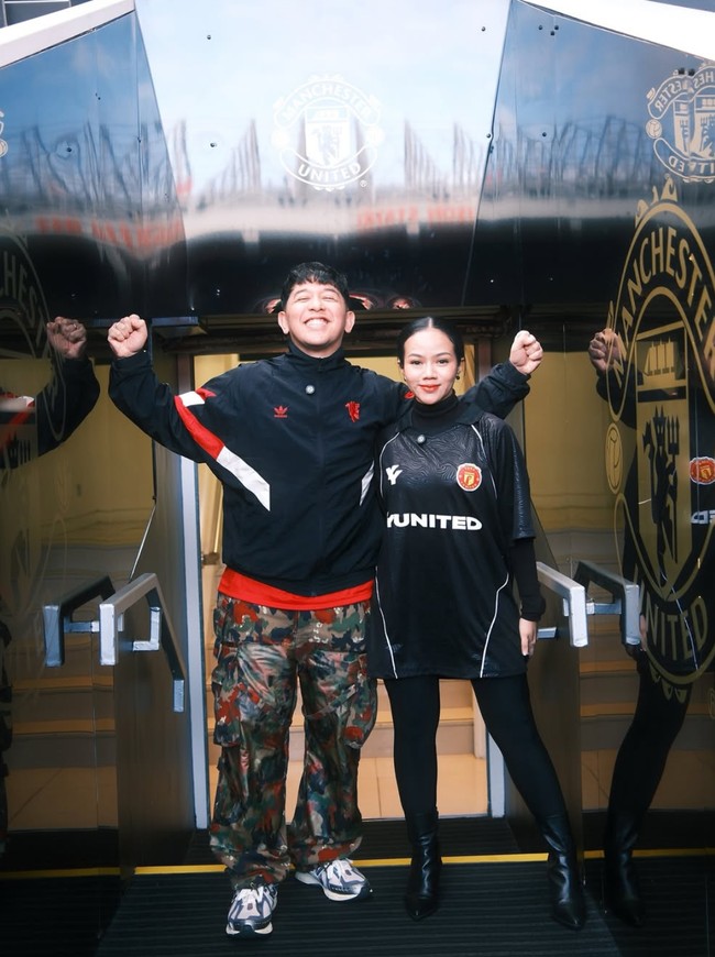 Kenakan jersey MU dengan nama Yura Yunited, pelantun lagu Tutur Batin itu memadukannya dengan dalaman turtle neck dan legging hitam. Ia kemudian melengkapi penampillannya dengan sepatu boots yang juga berwarna hitam. Foto: Instagram/@yurayunita
