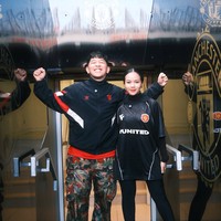 Kenakan jersey MU dengan nama Yura Yunited, pelantun lagu Tutur Batin itu memadukannya dengan dalaman turtle neck dan legging hitam. Ia kemudian melengkapi penampillannya dengan sepatu boots yang juga berwarna hitam. Foto: Instagram/@yurayunita