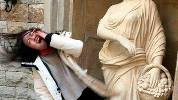 Orangnya emang suka drama. Foto: classicaldamn via Bored Panda  