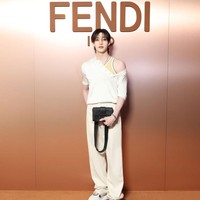 Bang Chan Stray Kids terlihat standout sebagai satu-satunya artis pria di Fendi Fall/Winter 2025 fashion show. Idol berkewarganegaraan Australia itu menyusul Lee Min Ho sebagai brand ambassador Fendi pada tanggal 16 Januari 2025. Foto: Getty Images