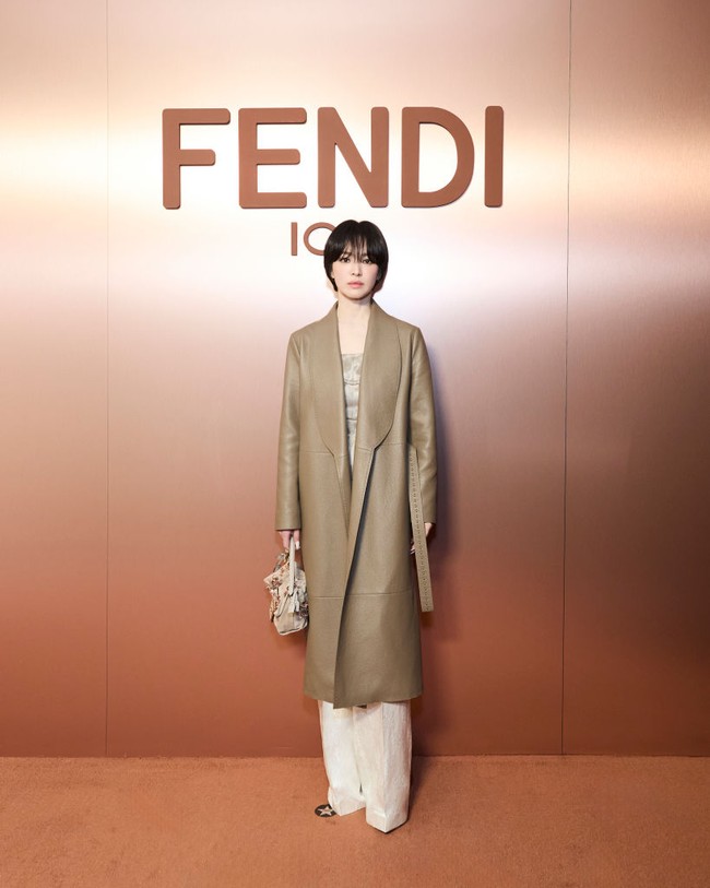 Song Hye Kyo tampil edgy dengan potongan rambut pendek saat menghadiri Fendi Fall/Winter 2025 fashion show di Milan. Dia menjadi aktris Korea pertama yang diumumkan sebagai brand ambassador Fendi pada tahun 2021. Foto: Getty Images
