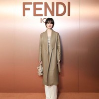 Song Hye Kyo tampil edgy dengan potongan rambut pendek saat menghadiri Fendi Fall/Winter 2025 fashion show di Milan. Dia menjadi aktris Korea pertama yang diumumkan sebagai brand ambassador Fendi pada tahun 2021. Foto: Getty Images