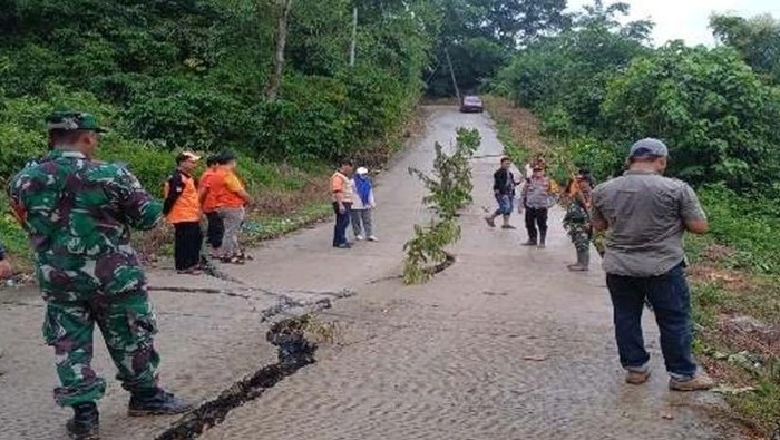 Akses jalan desa di Kecamatan Ulu Ogan retak.