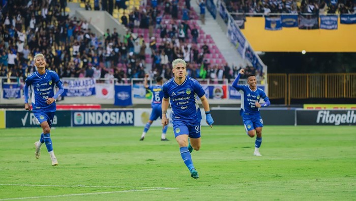 Aksi striker PSIM Jogja, Rafinha, di partai final Liga 2 2024/2025 kontra Bhayangkara FC di Stadion Manahan, Solo, Rabu (26/2/2025).