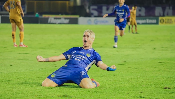 Aksi striker PSIM Jogja, Rafinha, di partai final Liga 2 2024/2025 kontra Bhayangkara FC di Stadion Manahan, Solo, Rabu (26/2/2025).
