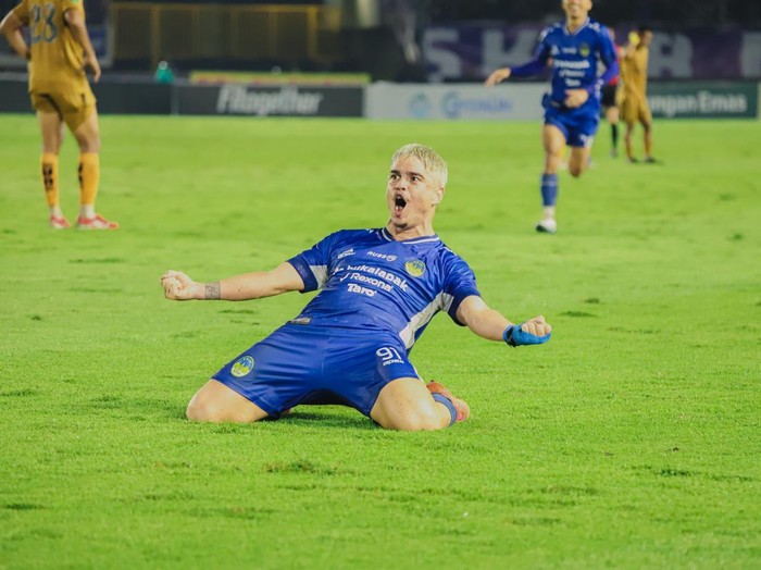 Aksi striker PSIM Jogja, Rafinha, di partai final Liga 2 2024/2025 kontra Bhayangkara FC di Stadion Manahan, Solo, Rabu (26/2/2025).