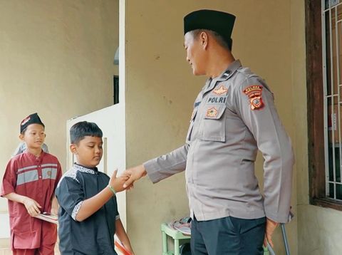 Aktivitas Aipda Dindin saat mengajar agama di Madrasah Karawang
