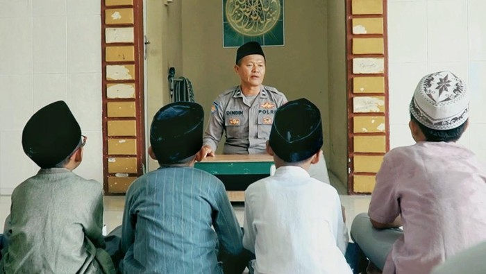 Aktivitas Aipda Dindin saat mengajar agama di Madrasah Karawang