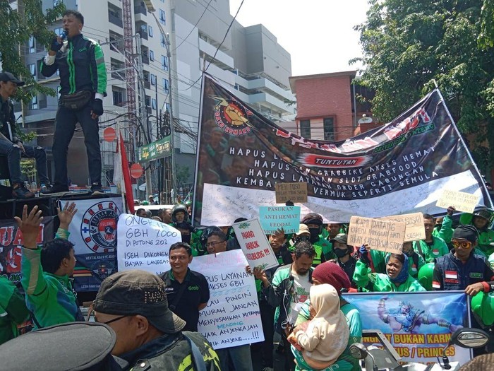 Aliansi Grab menggelar demo di Kota Semarang, Kamis (27/2/2025).