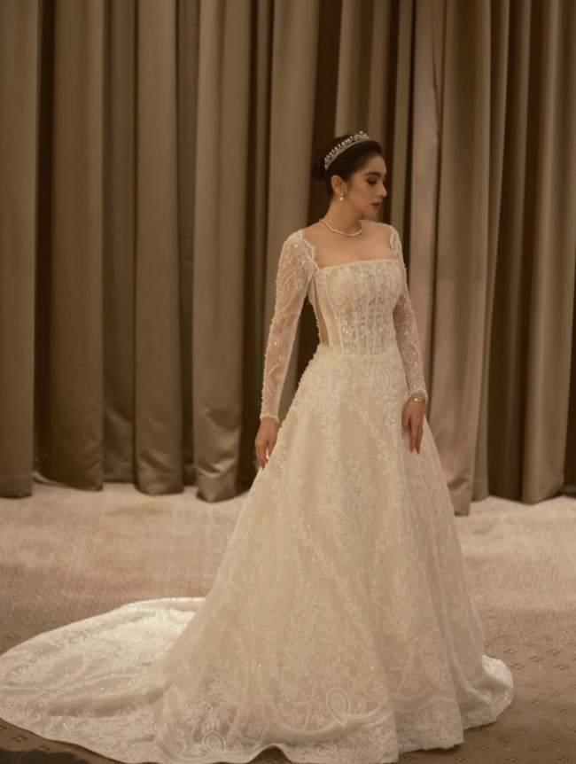 Angel Karamoy kembali jadi sorotan usai membagikan potretnya tampil bak pengantin mengenakan ball gown berwarna putih. Lengkap dengan mahkota, ibu 2 anak itu pancarkan aura seorang putri. Foto: Instagram/@realangelkaramoy