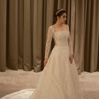 Angel Karamoy kembali jadi sorotan usai membagikan potretnya tampil bak pengantin mengenakan ball gown berwarna putih. Lengkap dengan mahkota, ibu 2 anak itu pancarkan aura seorang putri. Foto: Instagram/@realangelkaramoy