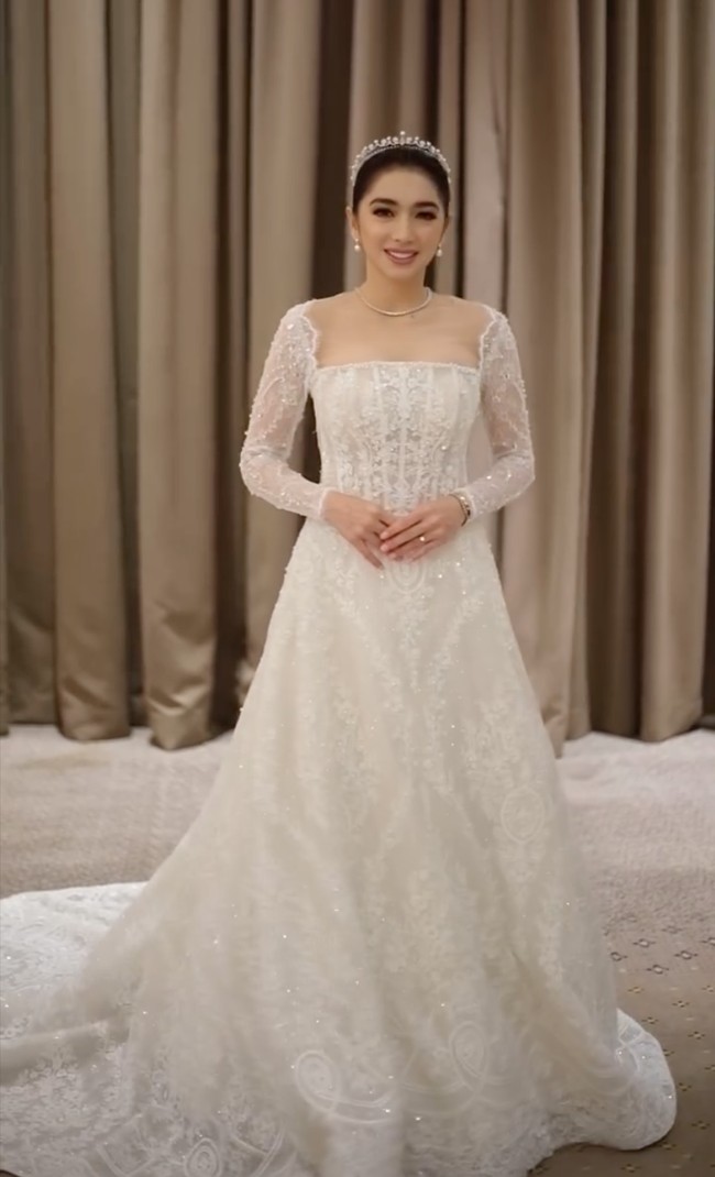 Dari keterangan unggahan diketahui gaun pengantin yang dikenakan Angel itu berasal dari WuSisters LAtelier by Vero Wu. Gaun panjang hingga menyapu lantai tersebut berbahan lace dan memiliki lengan panjang yang menerawang. Foto: Instagram/@realangelkaramoy