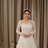 Dari keterangan unggahan diketahui gaun pengantin yang dikenakan Angel itu berasal dari WuSisters LAtelier by Vero Wu. Gaun panjang hingga menyapu lantai tersebut berbahan lace dan memiliki lengan panjang yang menerawang. Foto: Instagram/@realangelkaramoy