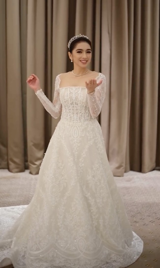 Sayangnya Angel tidak menjelaskan apa tujuannya tampil kenakan gaun pengantin. Ia hanya memberi simbol hati dalam keterangan unggahannya. Di keterangan unggahan lain Angel menuliskan, Mohon doa nya ya. Foto: Instagram/@realangelkaramoy