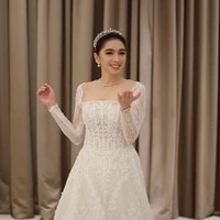 Sayangnya Angel tidak menjelaskan apa tujuannya tampil kenakan gaun pengantin. Ia hanya memberi simbol hati dalam keterangan unggahannya. Di keterangan unggahan lain Angel menuliskan, Mohon doa nya ya. Foto: Instagram/@realangelkaramoy