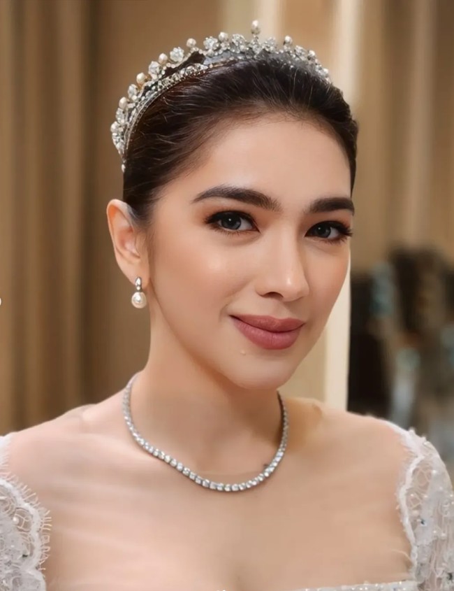 Penampilannya semakin menawan dengan riasan hasil tangan MUA Atha Sunny. Dengan lipstik pink kecoklatan dipadukan eyeshadow coklat dan hasil akhir yang glowing, Angel tampil flawless. Foto: Instagram/@athasunny