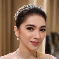 Penampilannya semakin menawan dengan riasan hasil tangan MUA Atha Sunny. Dengan lipstik pink kecoklatan dipadukan eyeshadow coklat dan hasil akhir yang glowing, Angel tampil flawless. Foto: Instagram/@athasunny