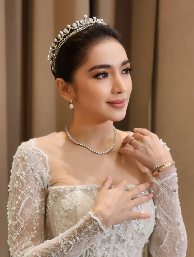 Angel juga melengkapi penampilannya dengan sejumlah aksesori, seperti anting, kalung, gelang, dan cincin. Foto: Instagram/@athasunny