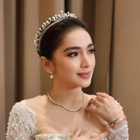 Angel juga melengkapi penampilannya dengan sejumlah aksesori, seperti anting, kalung, gelang, dan cincin. Foto: Instagram/@athasunny