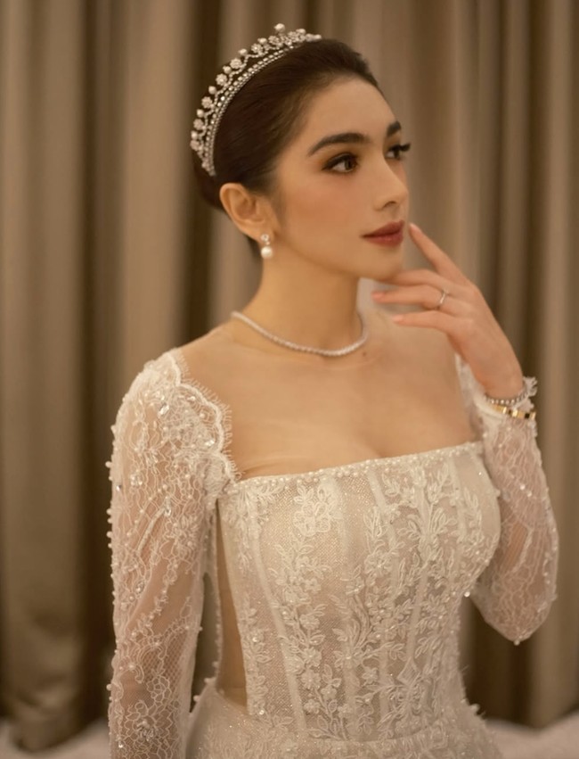 Meski saat ini sudah berusia 38 tahun dan memiliki 2 orang anak, namun pesona Angel memang kerap bikin terpana.  Foto: Instagram/@realangelkaramoy