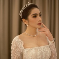 Meski saat ini sudah berusia 38 tahun dan memiliki 2 orang anak, namun pesona Angel memang kerap bikin terpana.  Foto: Instagram/@realangelkaramoy