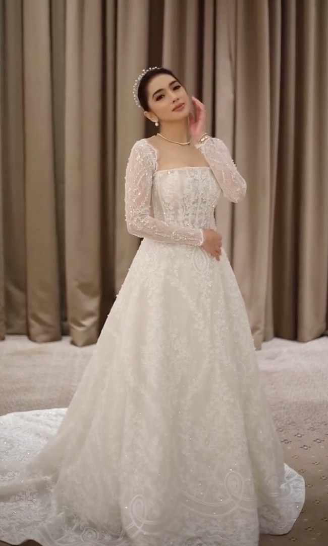 Penampilan Angel kenakan gaun pengantin banjir pujian netizen. Cantiknya bgt, komentar salah seorang netizen. Cantikkk bangettt kakkkk, tambah netizen lain. Foto: Instagram/@realangelkaramoy