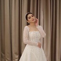 Penampilan Angel kenakan gaun pengantin banjir pujian netizen. Cantiknya bgt, komentar salah seorang netizen. Cantikkk bangettt kakkkk, tambah netizen lain. Foto: Instagram/@realangelkaramoy