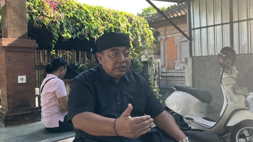 Anggota Komisi X DPR RI asal Bali, I Nyoman Parta, saat ditemui detikBali di kediamannya di Desa Guwang, Kecamatan Sukawati, Gianyar, Kamis (27/2/2025). (Rizki Setyo/detikBali)