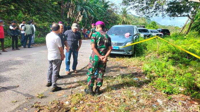 Anggota TNI AL dan Polisi melakukan pengamanan jelang rekonstruksi ulang kasus pembunuhan di Pantai Saoka, Sorong.