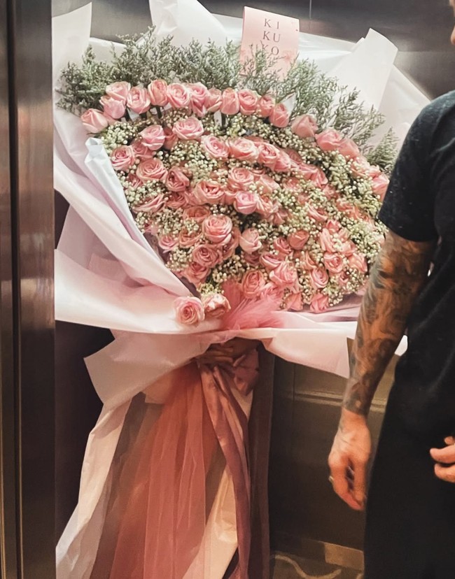 Anya Geraldine kembali jadi perbincangan usai diduga memiliki pacar baru. Hal itu berawal dari unggahannya di hari Valentine. Anya tampak membagikan foto buket bunga mawar yang diterimanya. Dalam salah satu fotonya ia juga menandai akun pria bernama Tora Widjaja, pengusaha yang diduga menjadi pacar barunya. Foto: Instagram/@anyageraldine/@torawidjaja