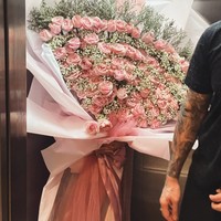 Anya Geraldine kembali jadi perbincangan usai diduga memiliki pacar baru. Hal itu berawal dari unggahannya di hari Valentine. Anya tampak membagikan foto buket bunga mawar yang diterimanya. Dalam salah satu fotonya ia juga menandai akun pria bernama Tora Widjaja, pengusaha yang diduga menjadi pacar barunya. Foto: Instagram/@anyageraldine/@torawidjaja