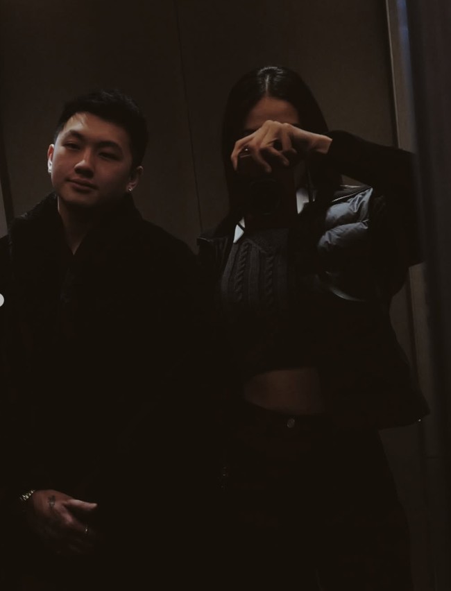 Belakangan sosok sang pria yang diduga jadi kekasih baru Anya mulai jelas terlihat di unggahannya. Salah satunya saat keduanya tampak mirror selfie bersama. Foto: Instagram/@anyageraldine/@torawidjaja