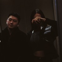 Belakangan sosok sang pria yang diduga jadi kekasih baru Anya mulai jelas terlihat di unggahannya. Salah satunya saat keduanya tampak mirror selfie bersama. Foto: Instagram/@anyageraldine/@torawidjaja