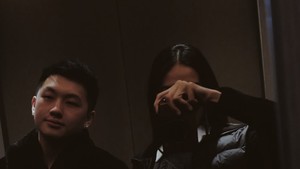 Tapi belakangan, Anya Geraldine udah makin berani, nih! Ada momen di mana mereka mirror selfie bareng, yang jelas banget menunjukkan kebersamaan mereka. Foto: Instagram/@anyageraldine/@torawidjaja