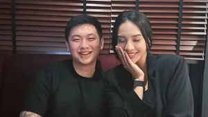 Gak cuma Anya Geraldine, Tora Widjaja juga mulai buka-bukaan. Beberapa foto yang menunjukkan kedekatan mereka ikut diunggah di Instagram pribadinya. Foto: Instagram/@anyageraldine/@torawidjaja