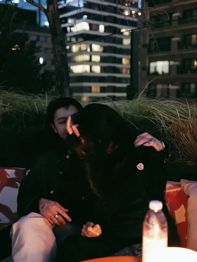 Dari foto-foto unggahannya diketahui bahwa Anya dan Tora sempat berlibur bersama ke Jepang. Dari foto-foto yang dibagikan keduanya memang tampak begitu dekat. Foto: Instagram/@anyageraldine/@torawidjaja