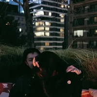 Dari foto-foto unggahannya diketahui bahwa Anya dan Tora sempat berlibur bersama ke Jepang. Dari foto-foto yang dibagikan keduanya memang tampak begitu dekat. Foto: Instagram/@anyageraldine/@torawidjaja