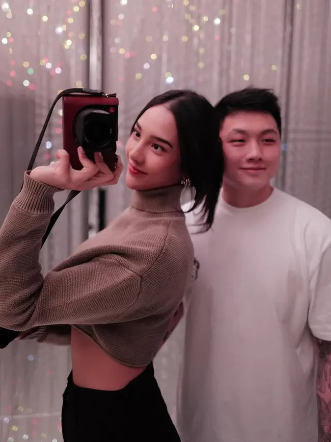 Bukan berasal dari kalangan artis, Tora sendiri diketahui merupakan seorang pengusaha kuliner muda yang sukses. Foto: Instagram/@anyageraldine/@torawidjaja